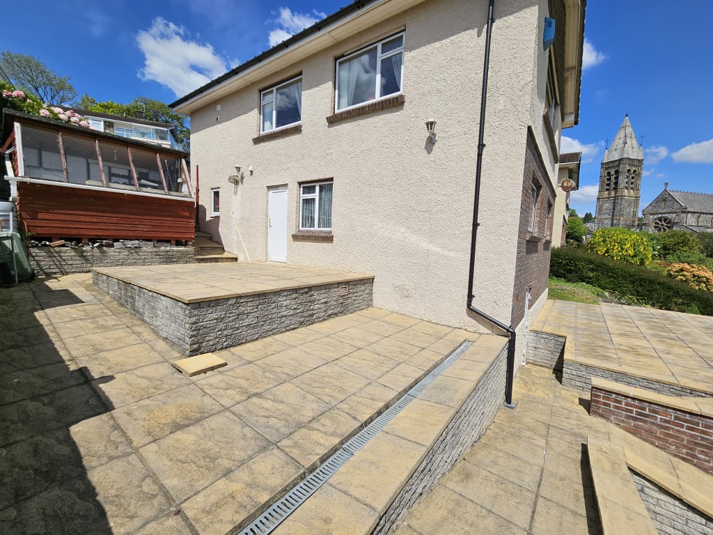 Lot: 46 - LINK-DETACHED HOUSE WITH VIEWS IN A POPULAR LOCATION - Garden